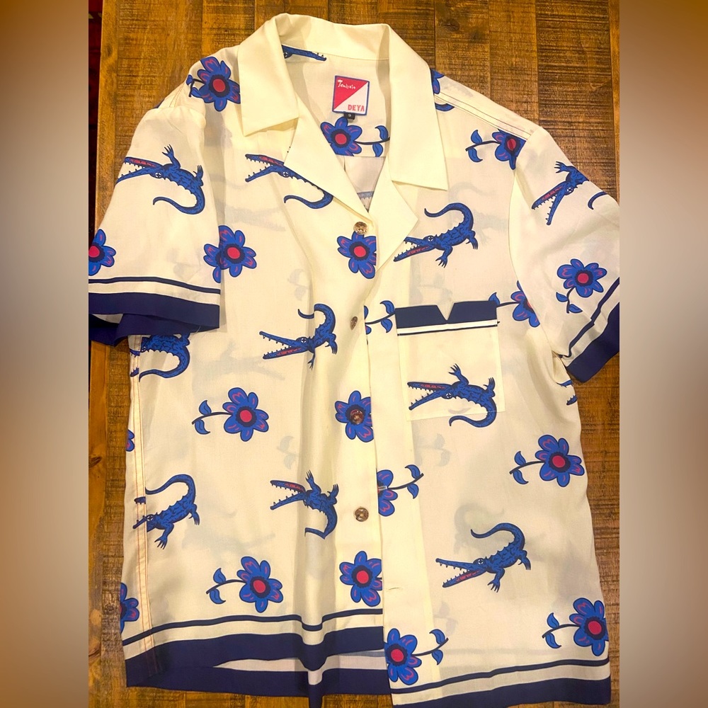 Men’s short sleeve button down shirt with crocodiles and flowers new no tags
